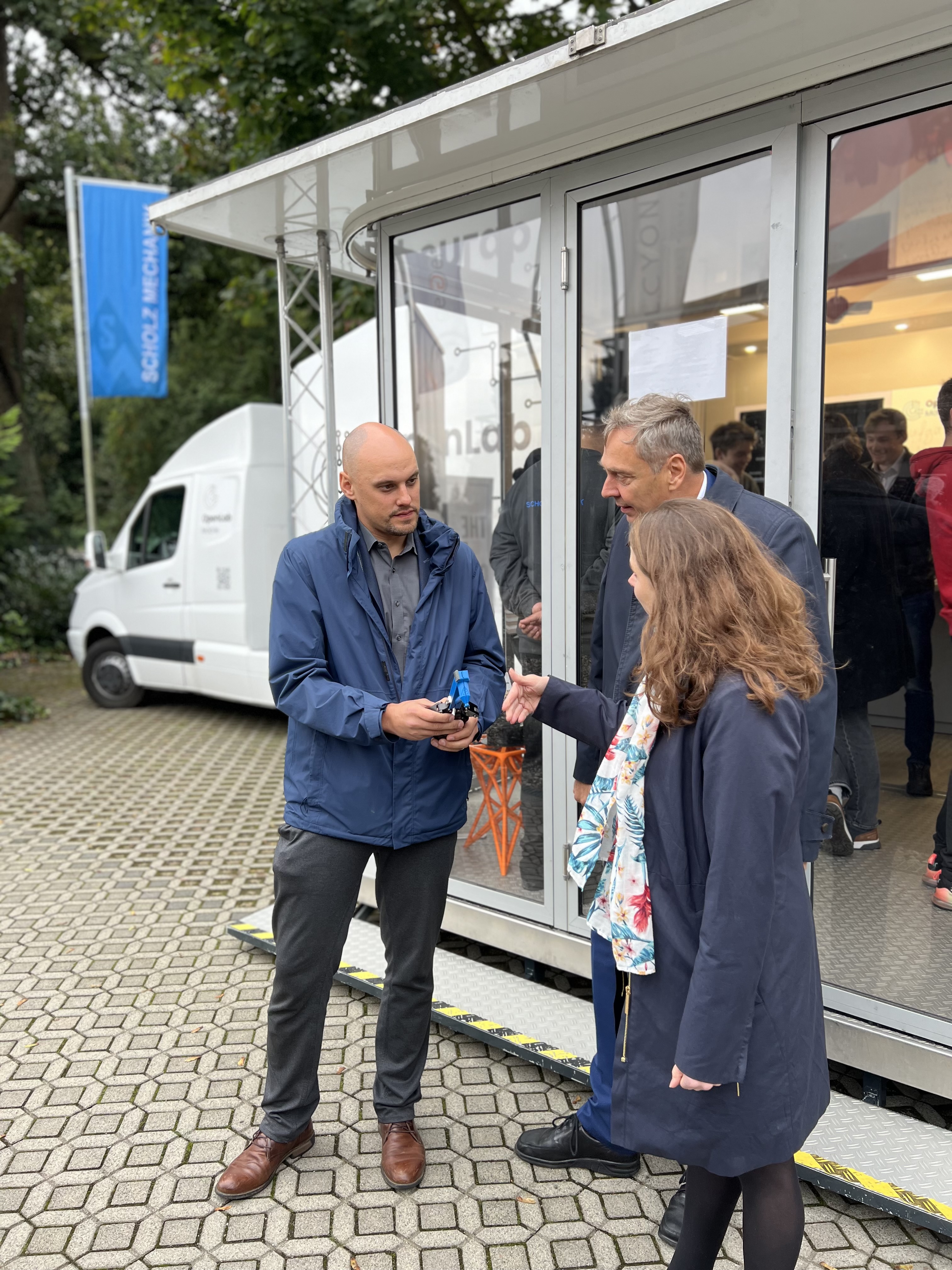 Senatorin Dr. Melanie Leonhard zu Besuch bei SCHOLZ MECHANIK GmbH!